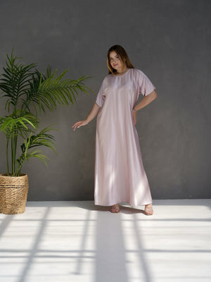 Robe en satin rose